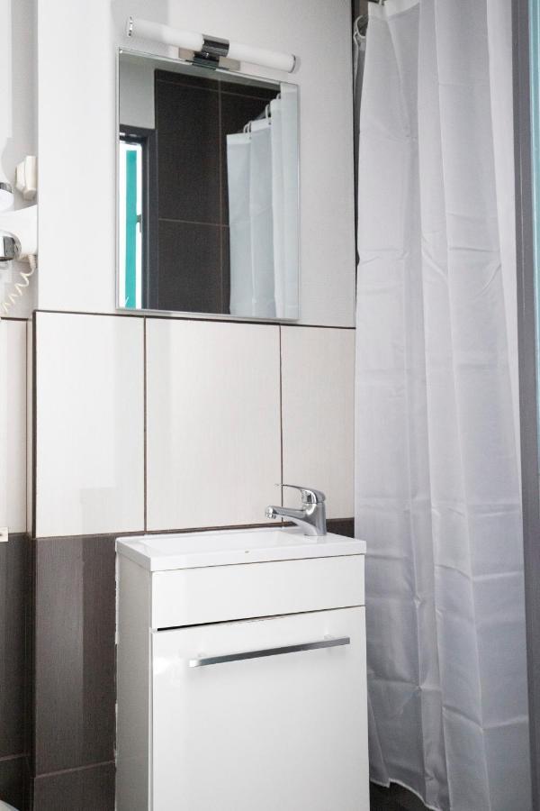 Wink Hotel Juvisy Bagian luar foto