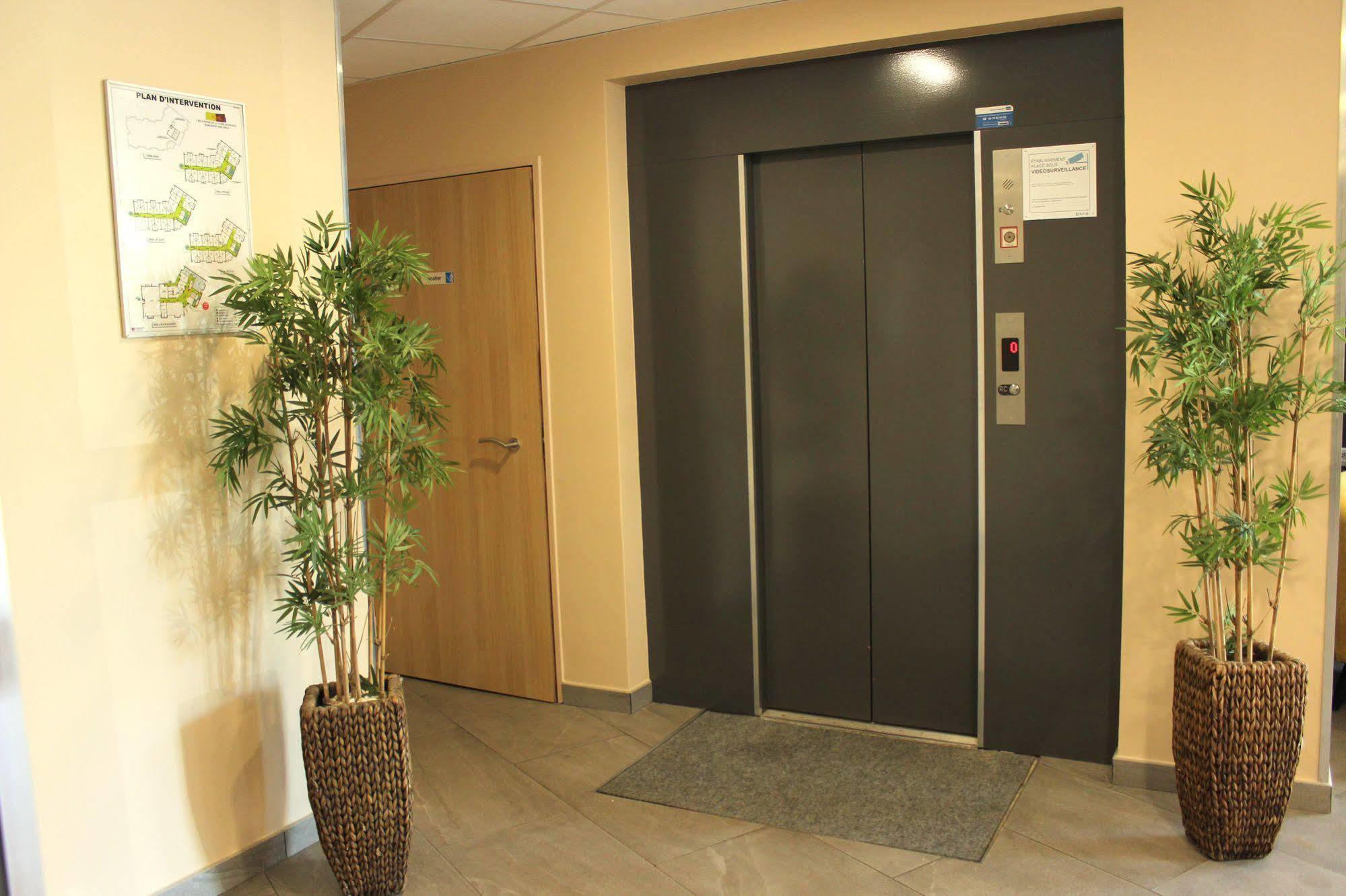 Wink Hotel Juvisy Bagian luar foto